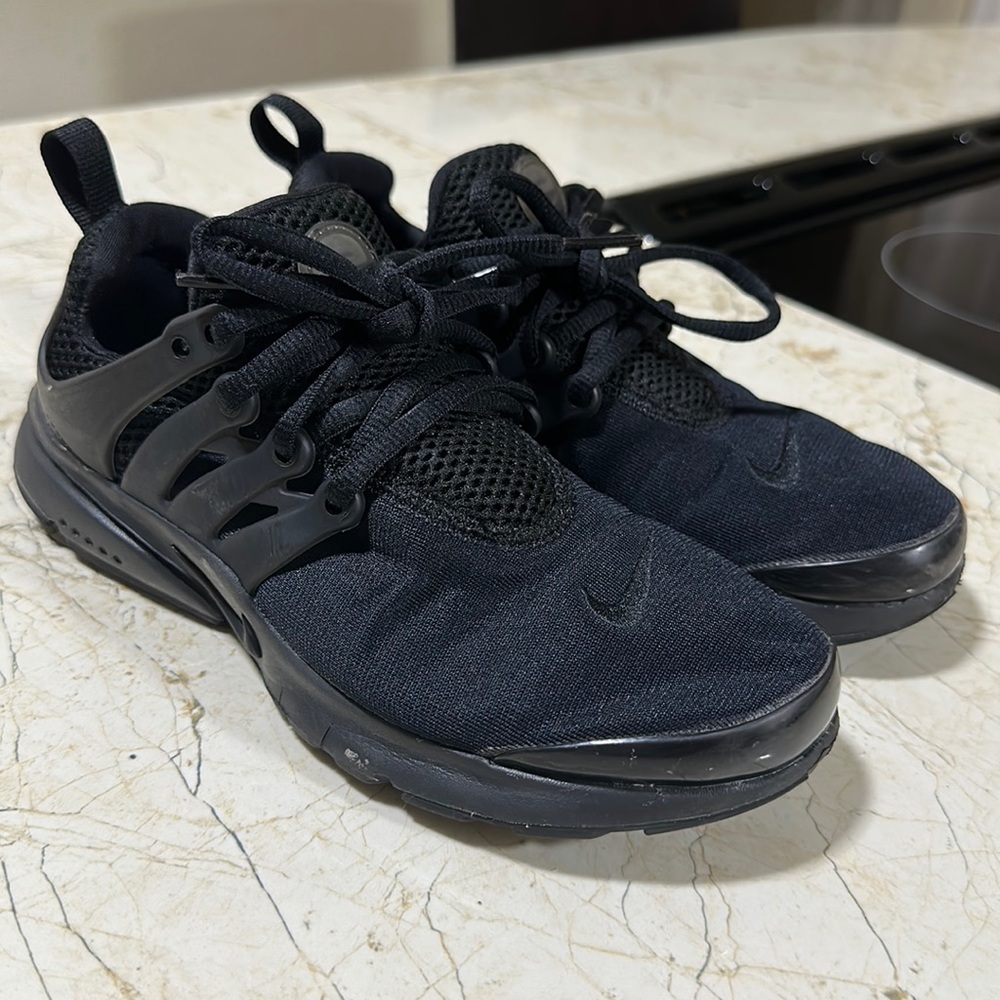 Black Nike prestos size 4